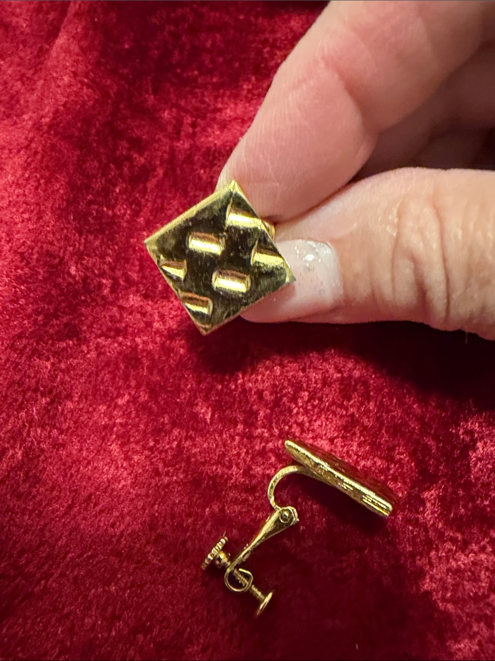 Vintage Roger Gold-Tone Square screwback Earrings like new